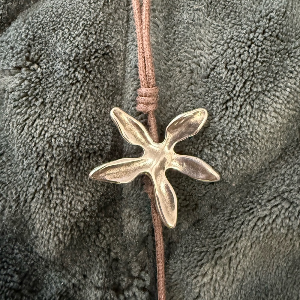 UNO de 50 Silver Flower Necklace - Picture 3 of 4